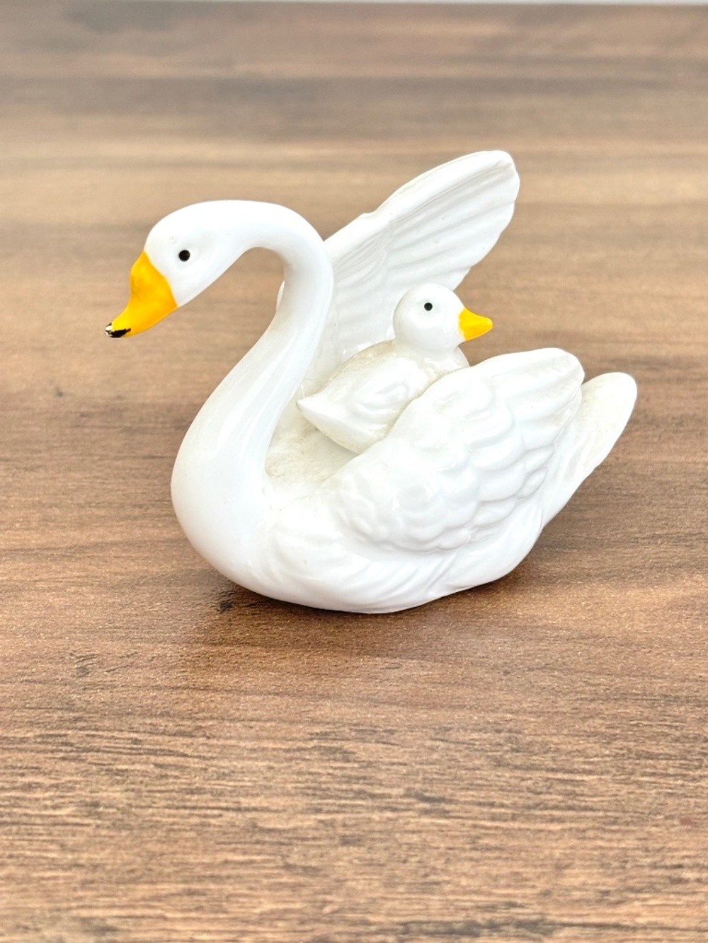 VINTAGE White Swan Mother & Baby Wing Back Genuine Bone China Figurine Taiwan